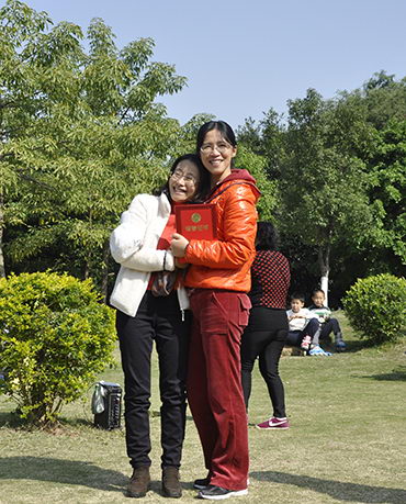王總給團隊獎頒獎，恭喜恭喜