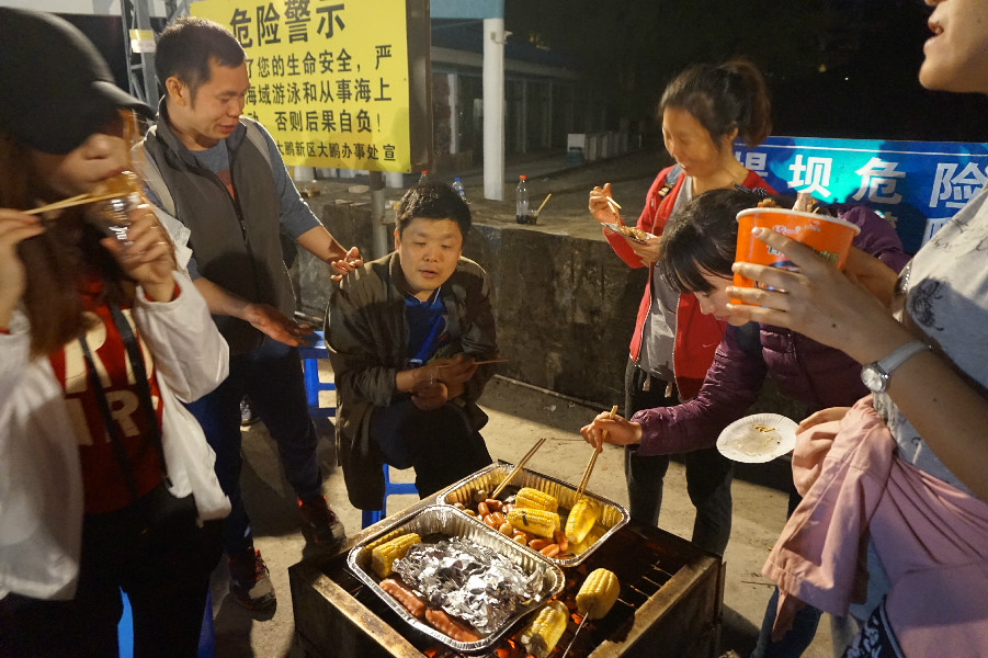 累一天了，大家吃吃東西