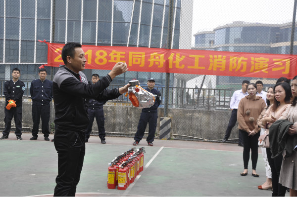 專(zhuān)業(yè)人員為大家示范面罩正確用法