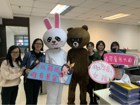 財務(wù)部的女神們看來都很喜歡我們的男團(tuán)哦