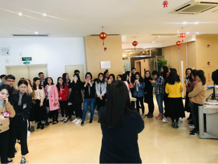快點(diǎn)排隊(duì)啊！抽獎(jiǎng)開(kāi)始啦